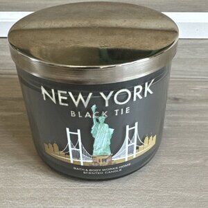 Bath & Body Works New York Black Tie Candle Green Sage,‎ Sandalwood, Tonka Bean